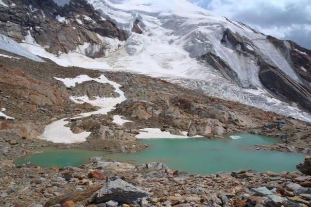 Nepojmenované pleso v okolí Hohsaas - Švýcarské Alpy.