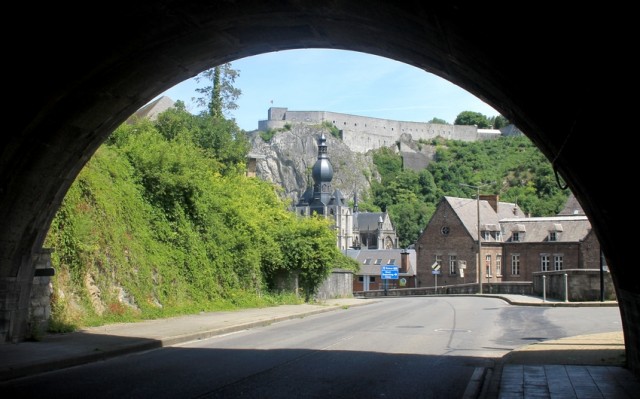 Dinant od tunelu na silnici