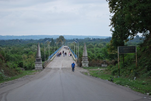 Most přes řeku Inguri mezi Gruzií a Abcházií