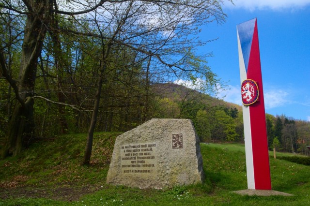 Pomník obráncům státní hranice u hraničního přechodu Horní Světlá - Waltersdorf