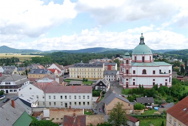 Pohled z rozhledny na chrám sv. Vavřince a sv. Zdislavy