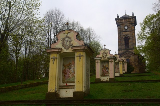 Křížová hora - jednotlivá zastavení křížové cesty, v pozadí kaple