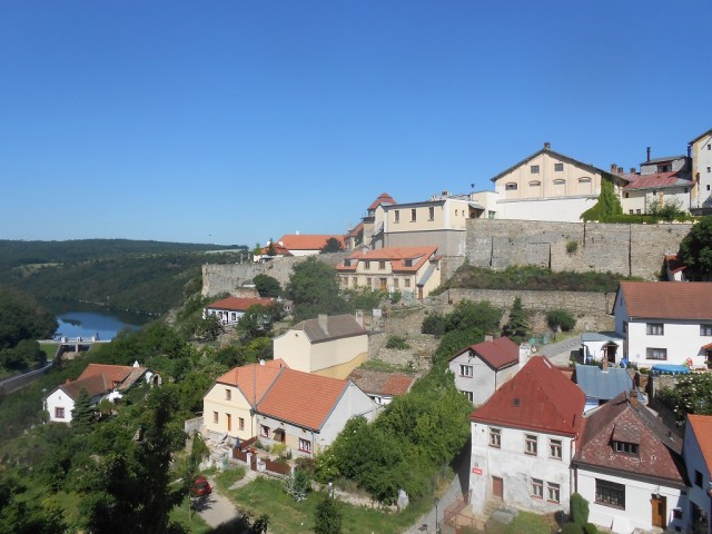 Skalní ostroh s hradem z pohledu od kostela sv. Mikuláše