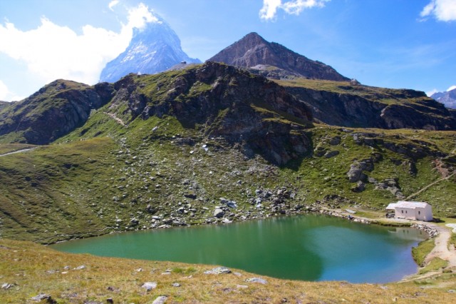 Schwarzsee s kaplí Panny Marie Sněžné, v pozadí vrchol Matterhorn - Švýcarské Alpy