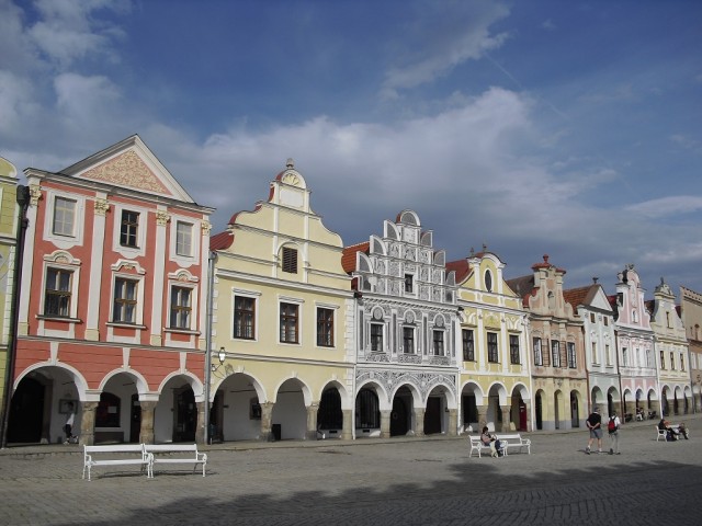 Renesanční štíty domů na náměstí Zachariáše z Hradce