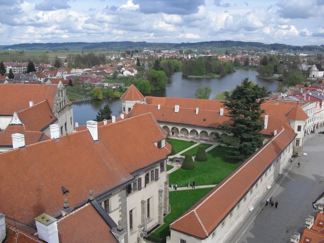 Telčský zámek při pohledu z věže sv. Ducha