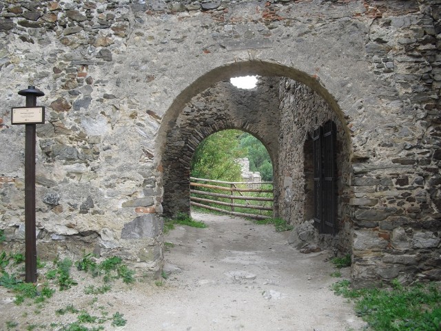 Jedna ze vstupních bran hradu