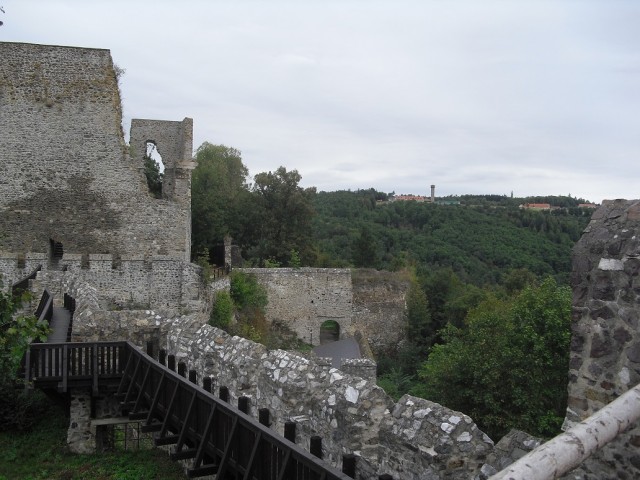 Výhled z hradeb, v dálce rozhledna Rumburak