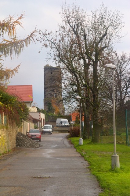 Hrad Jenštejn je vidět už z dálky z ulice v Katovičkách