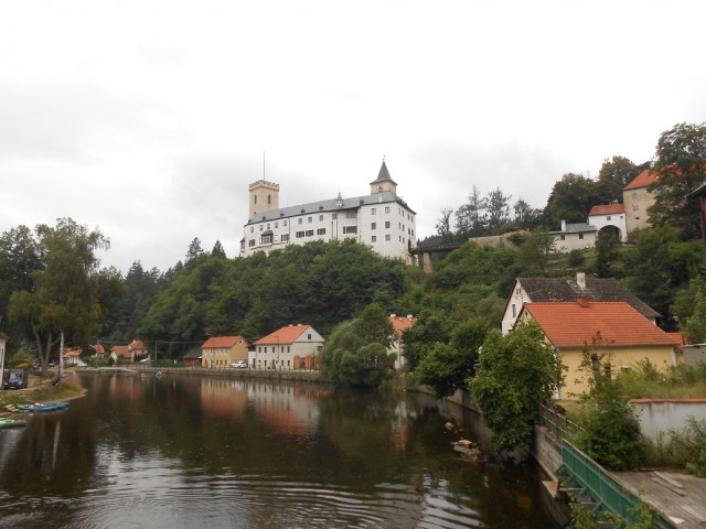 Hrad Rožmberk tyčící se na skále nad řekou Vltavou