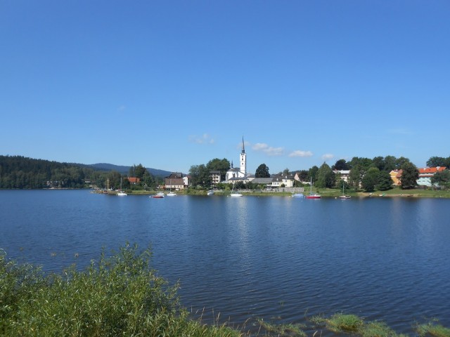 Městečko Frymburk s dominantou kostela sv. Bartoloměje