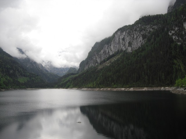 Jezero Gosausee a horský masiv Dachstein v mracích