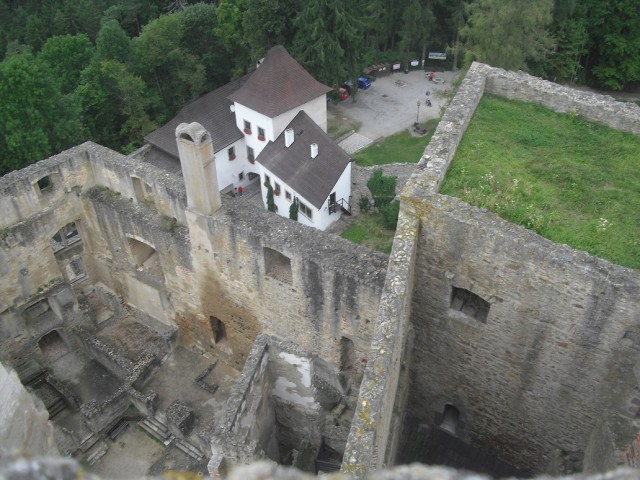 Vstupní brána a část paláce hradu Landštejn.