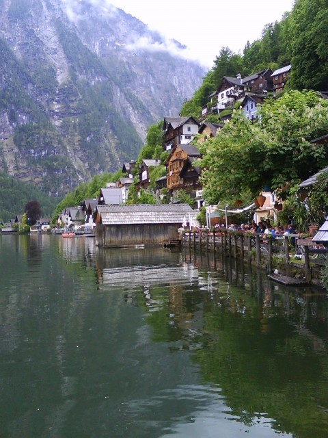 Městečko Hallstatt na úbočí hory