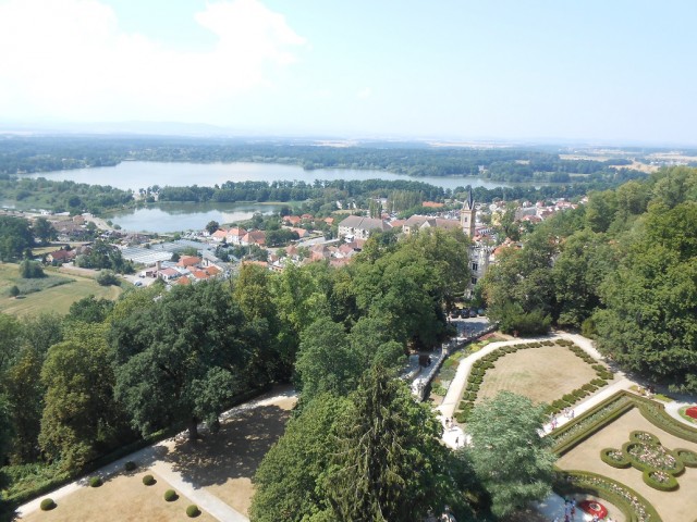 Město Hluboká nad Vltavou při pohledu ze zámecké vyhlídkové 