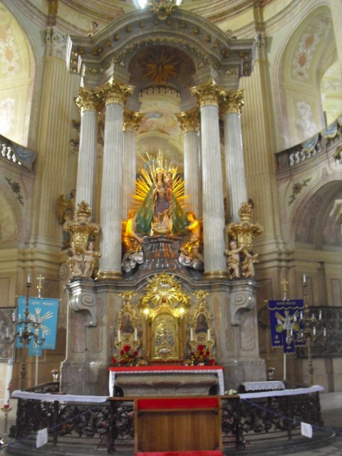 Hlavní oltář s Pannou Marií