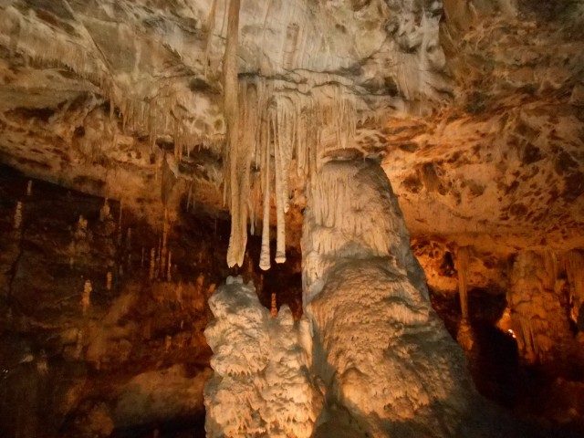 Krápníková výzdoba jednoho z jeskynních dómů