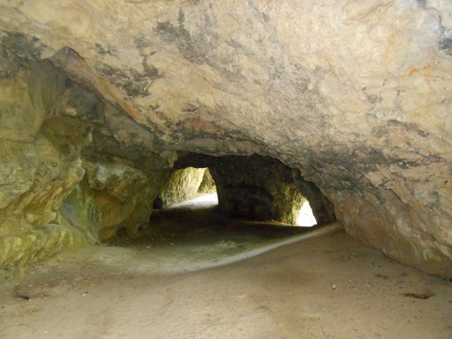 Průchozí tunel ve spodním patře jeskyně Jáchymka