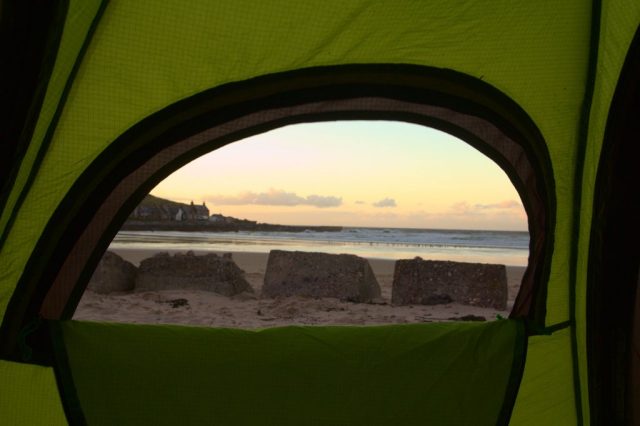 Jeden den jsme měli i ubytování přímo na pláži s výhledem na moře. Na fotogarfii je Severní moře z pláže poblíž vesnice Sandend.