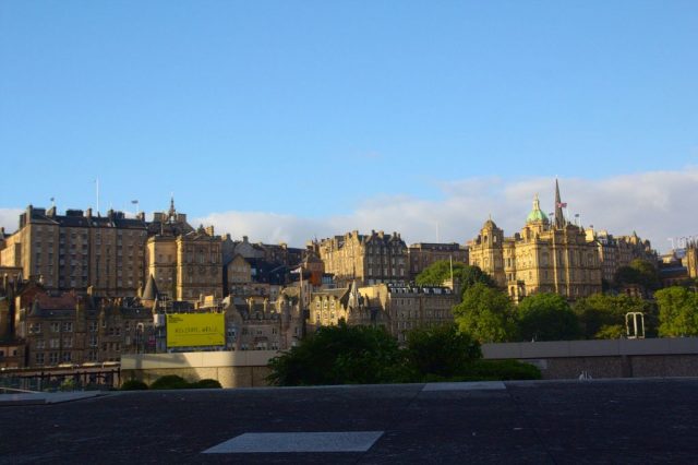 Edinburgh focený z pozice nad podzemním nádraží Edinburgh Waverley railway station.