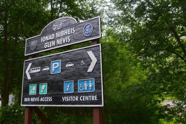 Informační cedule u parkoviště poblíž informačního centra Glen Nevis Visitor Centre.