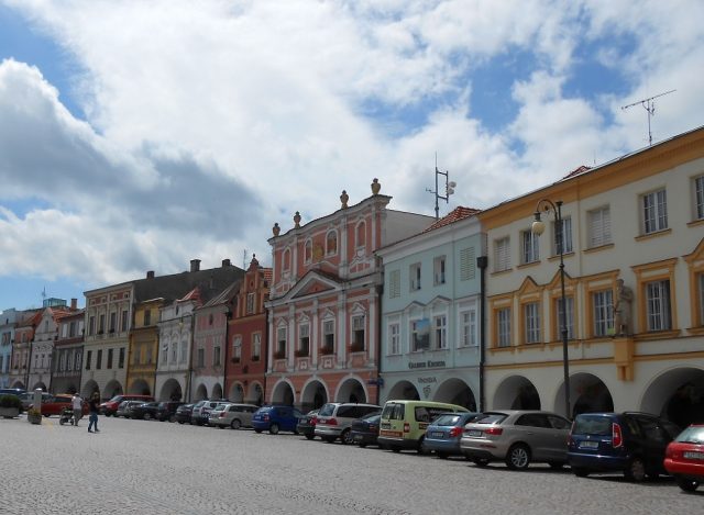 Historické domy s podloubím na Smetanově náměstí