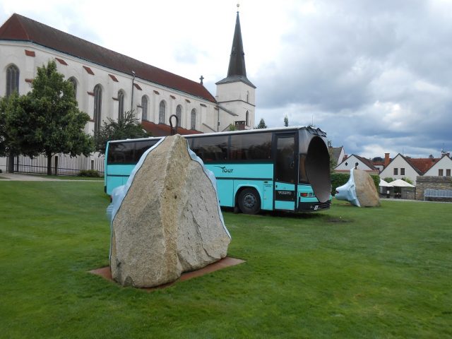 Zvláštní výstava v Klášterních zahradách, v pozadí kostel Povýšení sv. Kříže