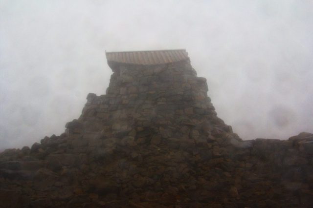 Zbytky salaše na vrcholu Ben Nevis