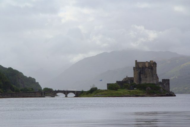 Eilean Donan Castle se halí do mlhy