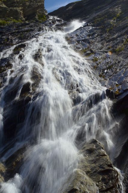 Vodopád horského potoka tekoucího do přehrady Stausee Mattmark