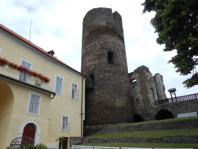 Empírový palác a gotická věž hláska