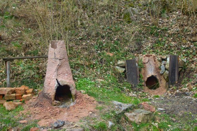 Baterie kusových železárenských pecí v památkové rezervaci Stará huť u Adamova (Huť Františka)