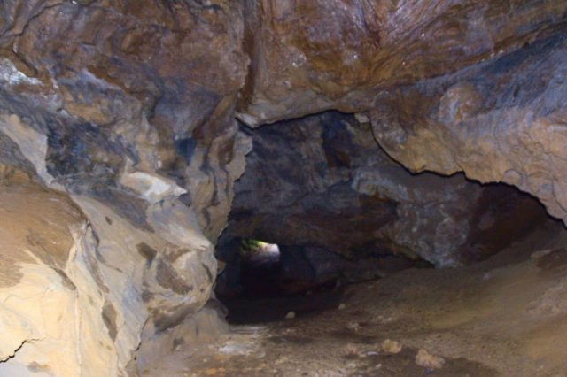 Jeskyně jáchymka - pohled z vnitřku jeskyně na vchod, Moravský kras