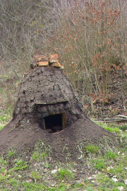 jedna z experimentálních pecí v Baterie kusových železárenských pecí v památkové rezervaci Stará huť u Adamova (Huť Františka) postavených na základě archeologických nálezů