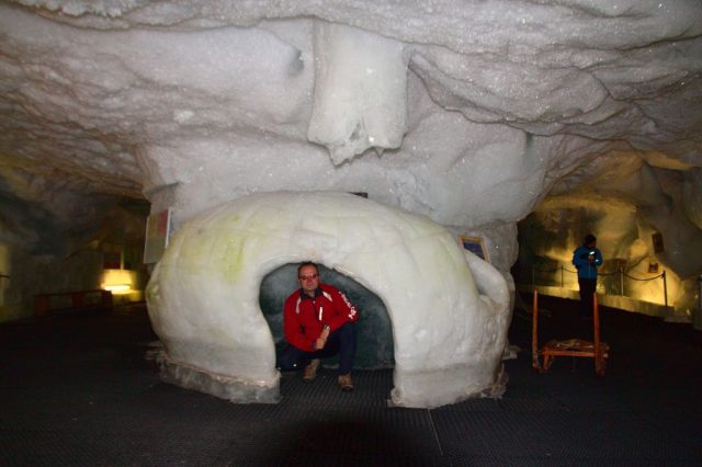 Já (Radim Dostál) v jeskyni Ice Pavilon na Mittelallalin.