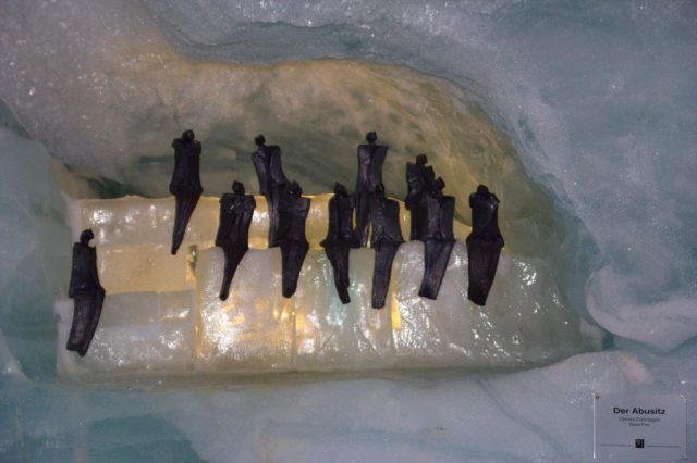 Sochy v jeskyni Ice Pavilon na Mittelallalin.
