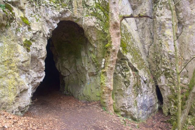 Vchod do volně přístupné jeskyně Kostelík, Křtinské údolí - Moravský kras