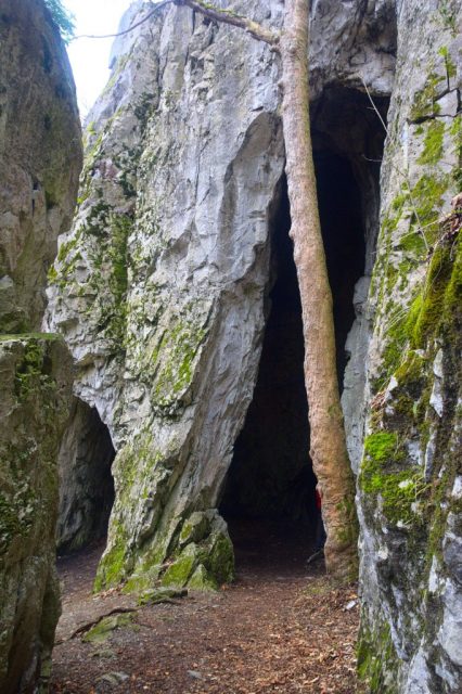 Volně přístupná jeskyně Kostelík z venku, Křtinské údolí - Moravský kras