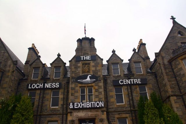 The Loch Ness monster exhibition centre ve vesnici Drumnadrochit, Skotsko