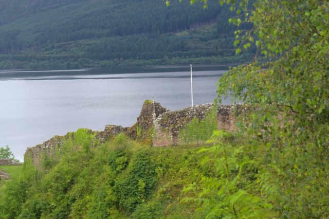 Hrad Urquhart Castle na břehu jezera Loch Ness.