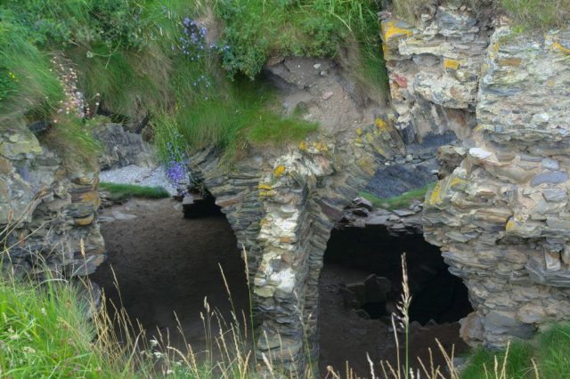 Findlanter Castle - pozůstatky místností, Skotsko