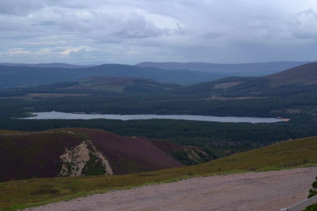 Loch Morlich z dolní stanice lanovky - Glenmore Forest Park, Skotsko