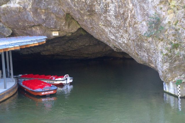 Ponorná řeka Punkva vytékající z Punkevní jeskyně, Moravský kras