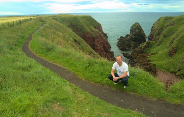 Já (Radim Dostál) na útesech Seaton Cliffs severně od Arbroath - Skotsko