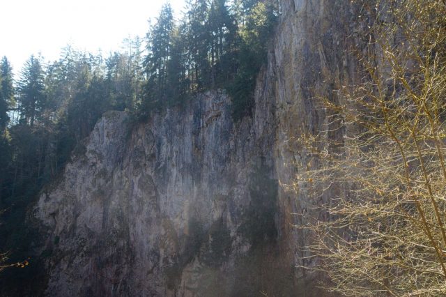 Skály Desatera foceny z dolního můstku Macochy