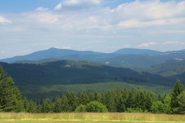 Výhled na Moravskoslezské Beskydy cestou ze sedla Smutníky