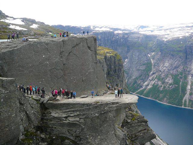 Trolltunga a jenom začátek fronty na fotku