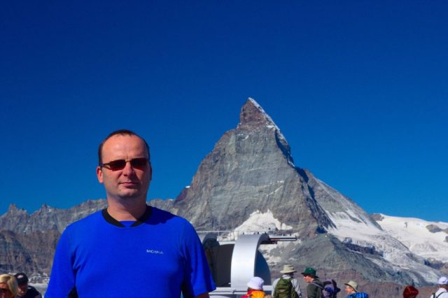 Já (Radim Dostál) na vrcholu Gornergrat, v pozadí observatoř a v dáli Matterhorn - Švýcarské Alpy