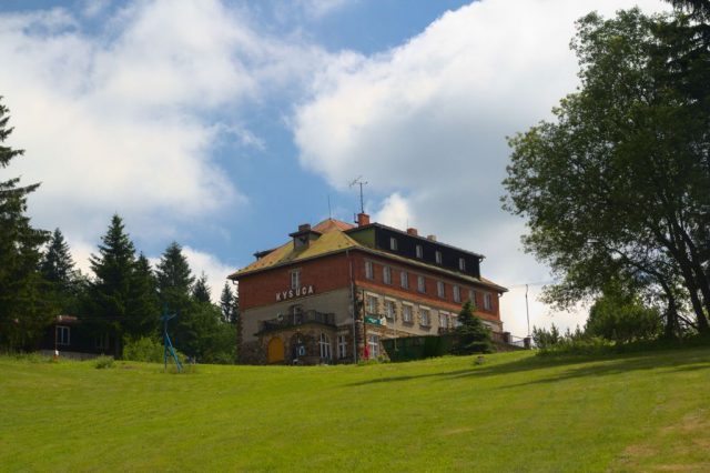 Opuštěná budova hotelu Kysuca je němým svědkem zašlé slávy - Bílý Kříž, Moravskoslezské Beskydy