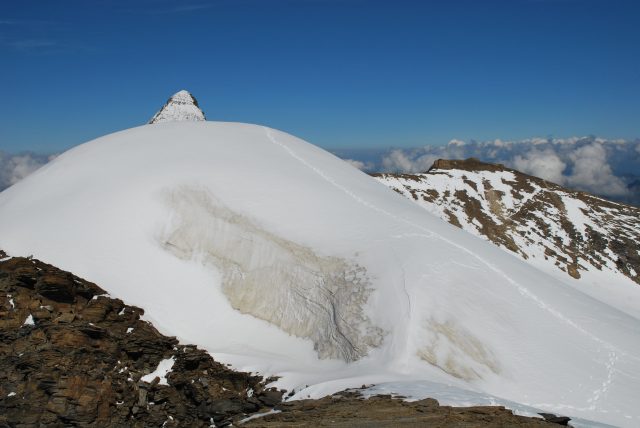 Hinterer Bratschenkopf a za ní vykukuje Großes Wiesbachhorn